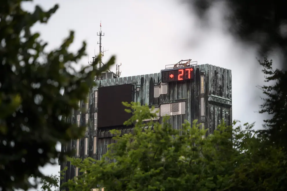 A digital temperature display on the NLB bank office tower in Ljubljana. Photo: Nebojša Tejić/STA