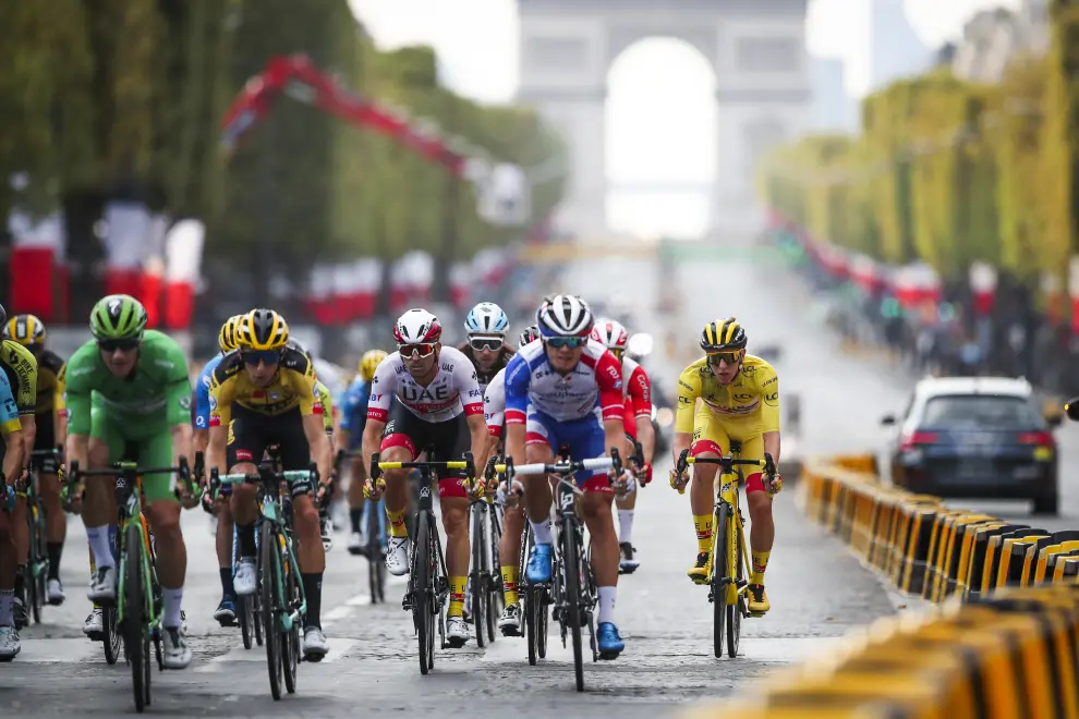 Slovenia's Tadej Pogačar (left) in yellow jersey in the final stage of the Tour de France in Paris in 2020. Photo: Anže Malovrh/STA