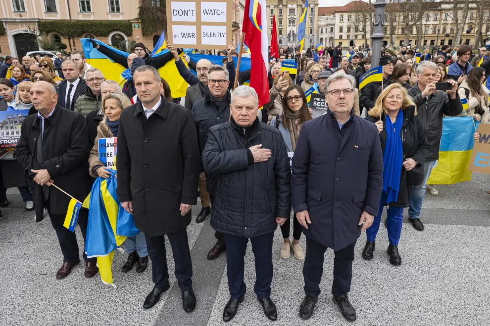 Ukrainian Ambassador Andriy Taran, flanked by Defence Ministry State Secretary Damir Črnčec and State Secretary at the PM's office Vojko Volk, at a rally in support of Ukraine in Ljubljana.
