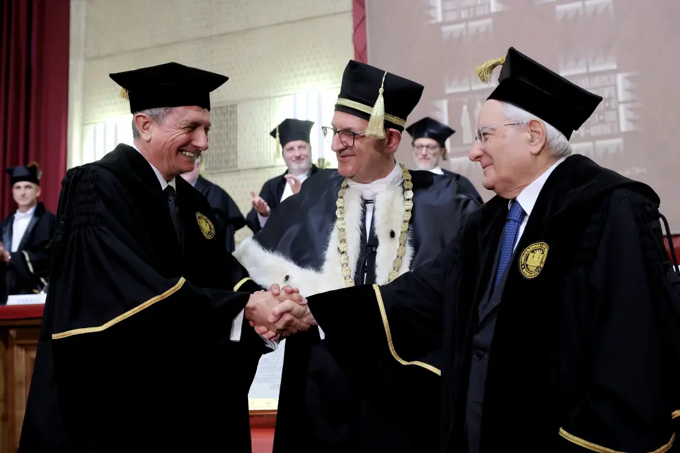 Former Slovenian President Borut Pahor (left) and Italian President Sergio Mattarella (right) receive honorary doctorates from the University of Trieste. Photo: Daniel Novakovič/STA