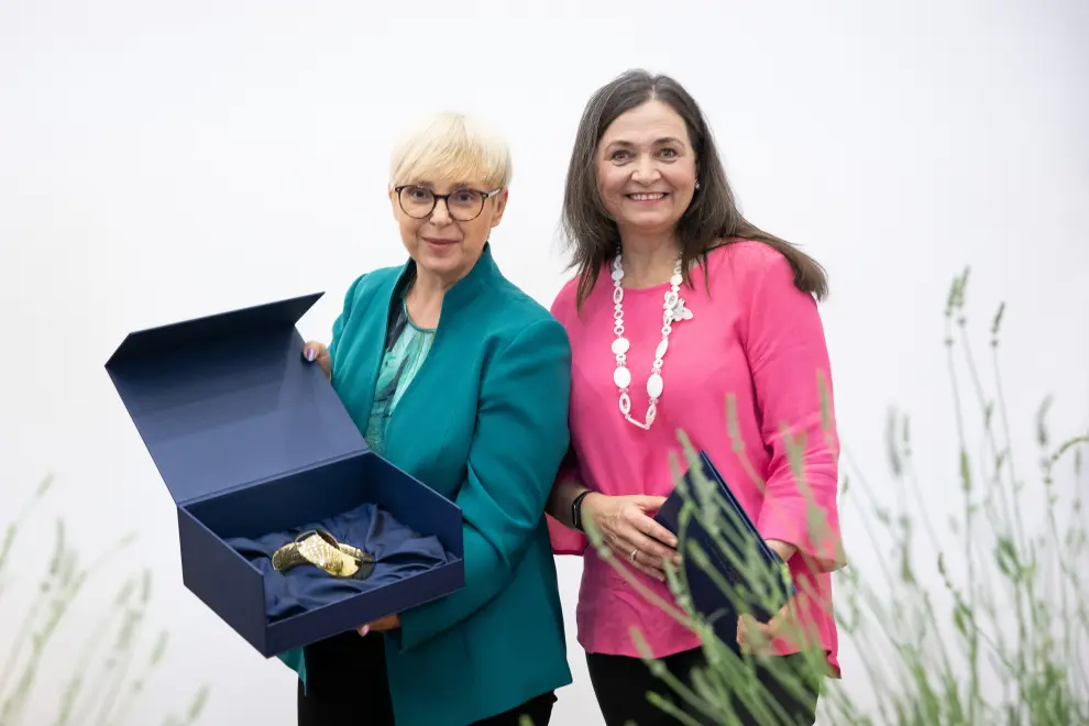 President Nataša Pirc Musar (left) presents the Golden Bee award to Fiona Chambers, executive director of the Australian Wheen Bee Foundation. Photo: Katja Kodba/STA