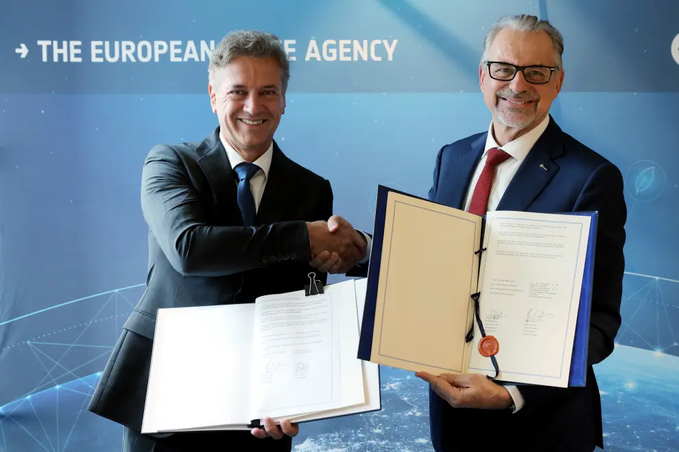 Prime Minister Robert Golob and ESA director general Josef Aschbacher sign Slovenia's membership agreement. Photo: Daniel Novakovič/STA