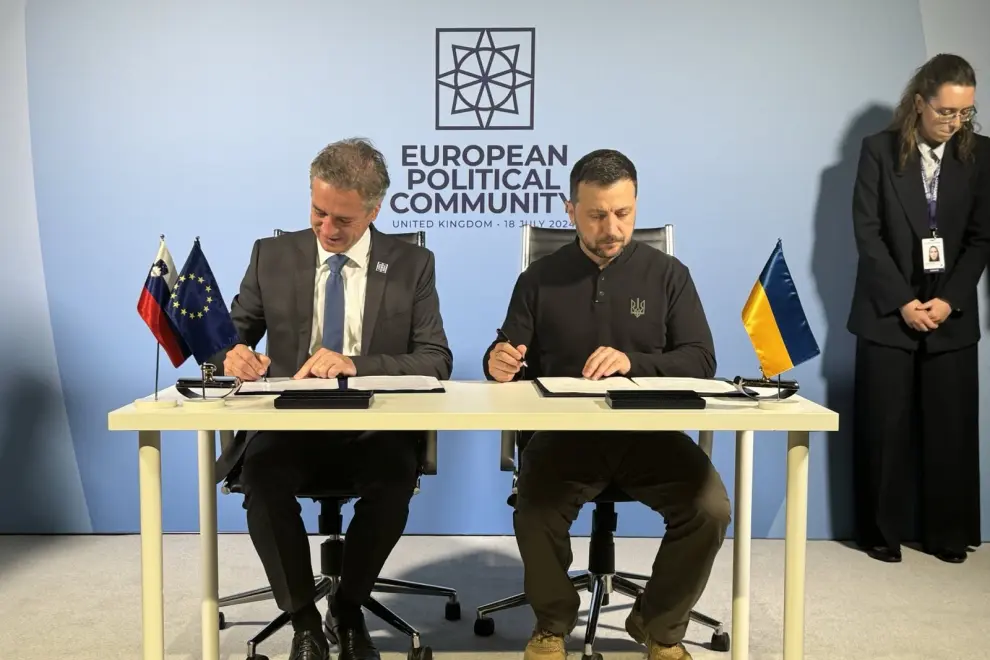 Slovenian Prime Minister Robert Golob (left) and Ukrainian President Volodymyr Zelensky sign a security agreement. Photo: Slovenian government profile on X