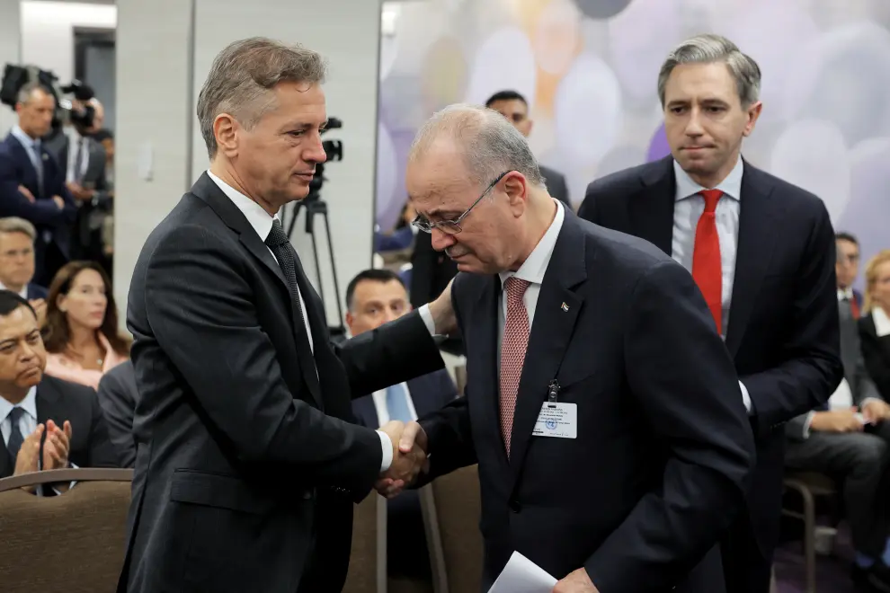 Prime Minister Robert Golob (left) shakes hands with Palestinian Prime Minister Mohammad Mustafa at an event hosted by Save the Children. Photo: Daniel Novakovič/STA