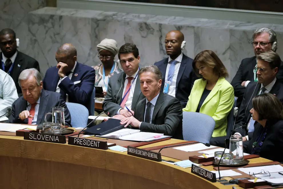 Prime Minister Robert Golob (right) alongside UN Secretary General Antonio Guterres at a Security Council session on Ukraine. Photo: Daniel Novakovič/STA