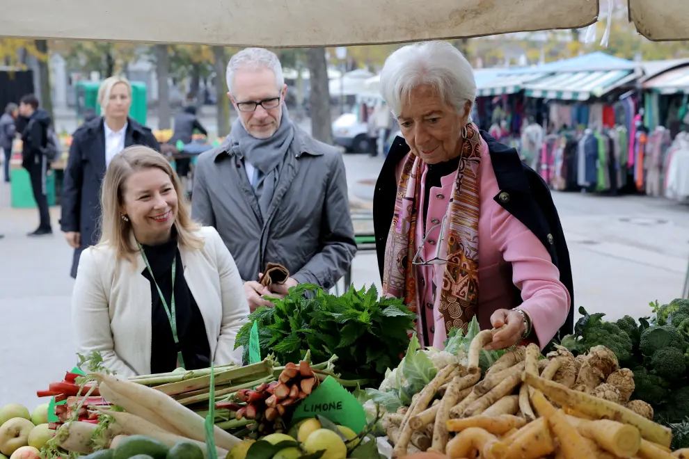 ECB President Christine Lagarde looks at prices at Ljubljana central market. Photo: Daniel Novakovič/STA