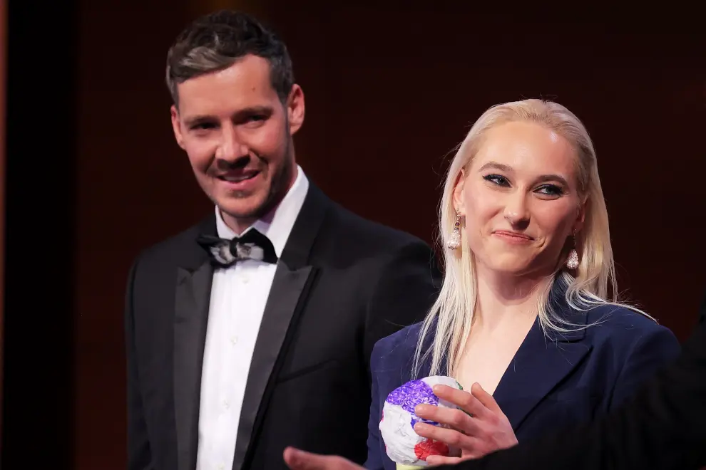 Basketball star Goran Dragić (left) hands over the role of charity ambassador to climber Janja Garnbret. Photo: Daniel Novakovič/STA