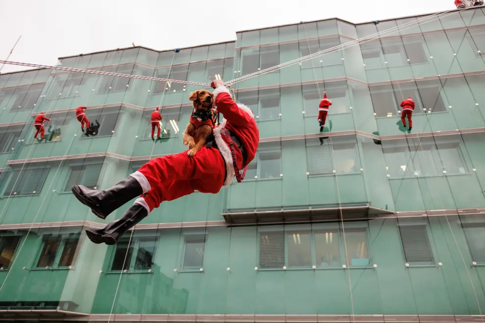 Abseiling Santas and their dogs bring joy to patents at the Ljubljana children's hospital. Photo: Nebojša Tejić/STA