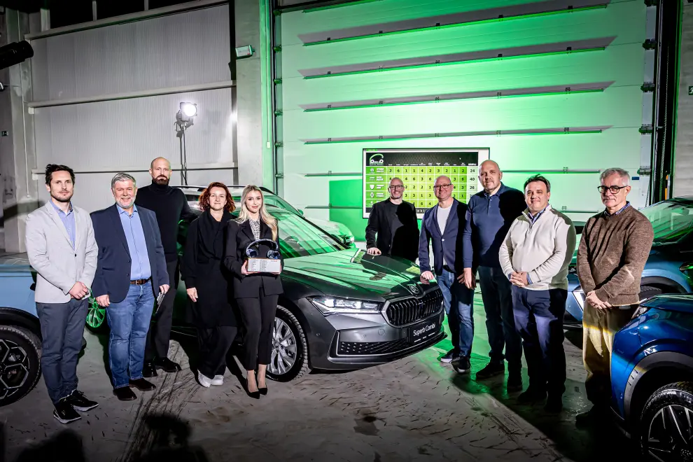 Members of the judging panel pictured with the Škoda Superb, the Slovenian Car of 2025. Photo: Uroš Modlic