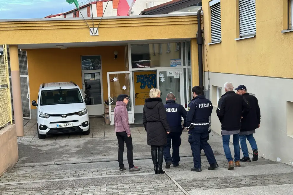 Police arrive at the Šmihel Primary School in Novo Mesto in response to a bomb threat. Photo: Aleš Kocjan/STA