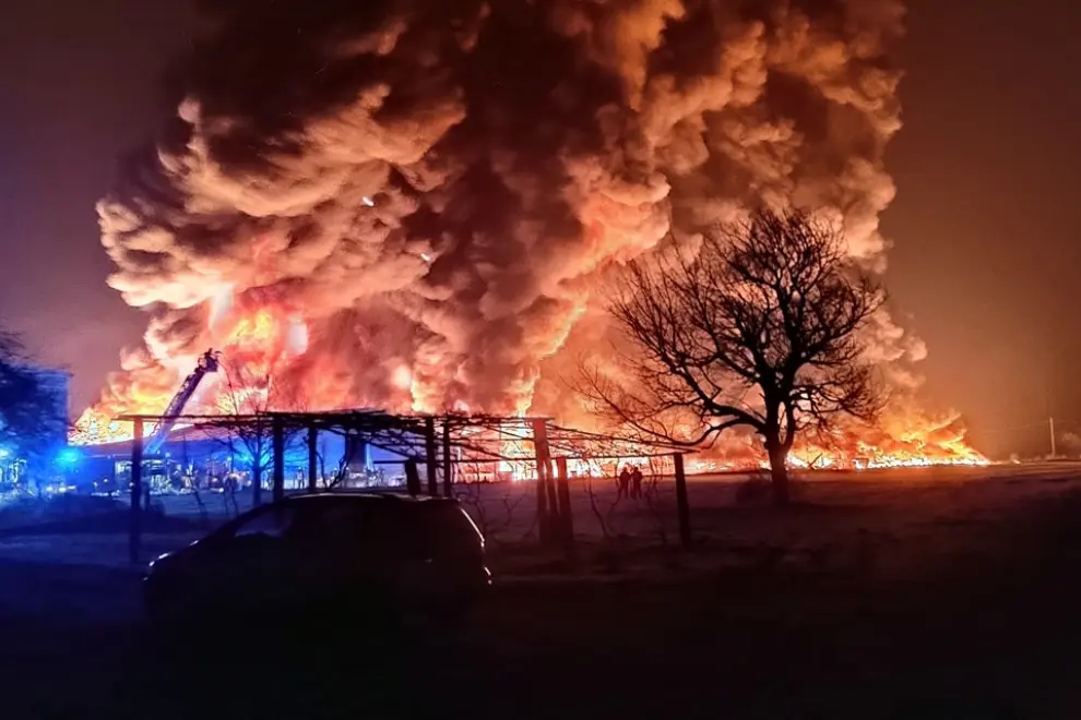 A massive fire destroys a plastics warehouse in the southeastern outskirts of Maribor. Photo: Hoče Fire Brigade