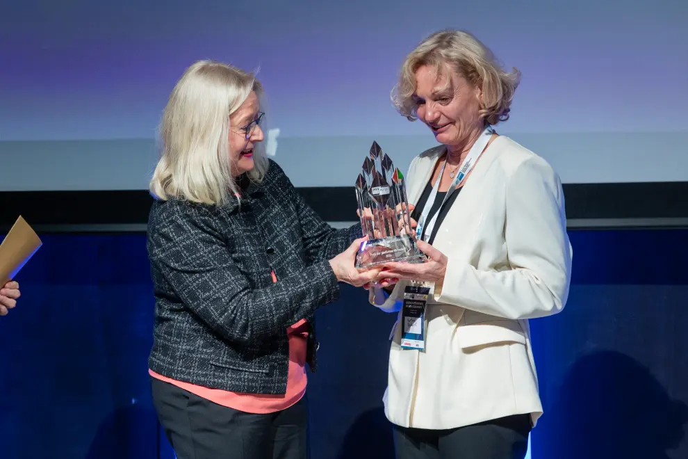 Dagmar von Bohnstein, president of the German-Slovenian Chamber of Commerce and Industry, presents Martina Perharič, a board member of Medis, with the German Economy Award. Photo: Bor Slana/STA