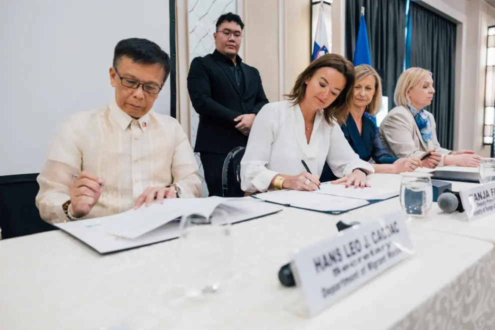 Foreign Minister Tanja Fajon and Philippines Secretary for Migrant Workers Hans Cacdac sign a memorandum on labour mobility cooperation. Photo: Foreign Ministry