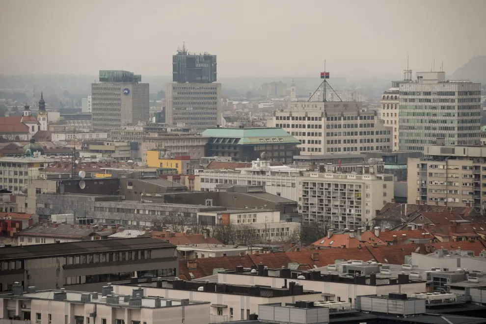 Overcast and foggy weather leads to increased air pollution levels in Ljubljana and other Slovenian towns. Photo: Nebojša Tejić/STA