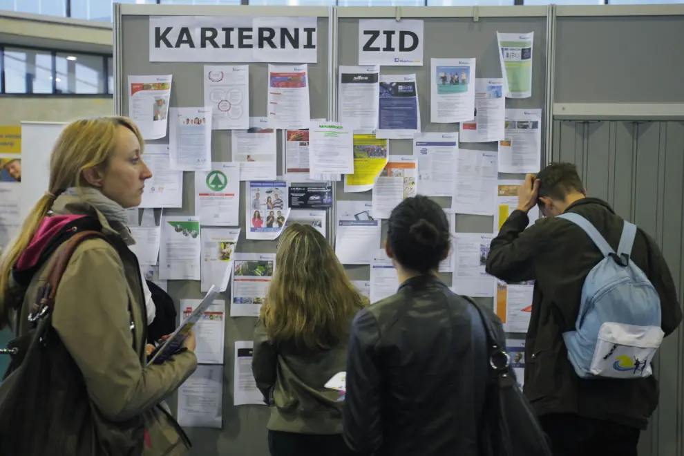 Young people looking at job ads. Photo: Daniel Novakovič/STA