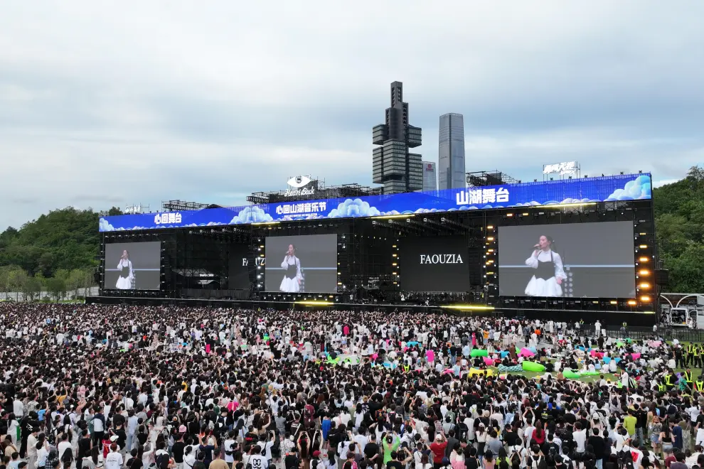 This photo shows a concert in Guanshanhu District, Guiyang City, southwest China's Guizhou Province. (Photo by Yang Jing)