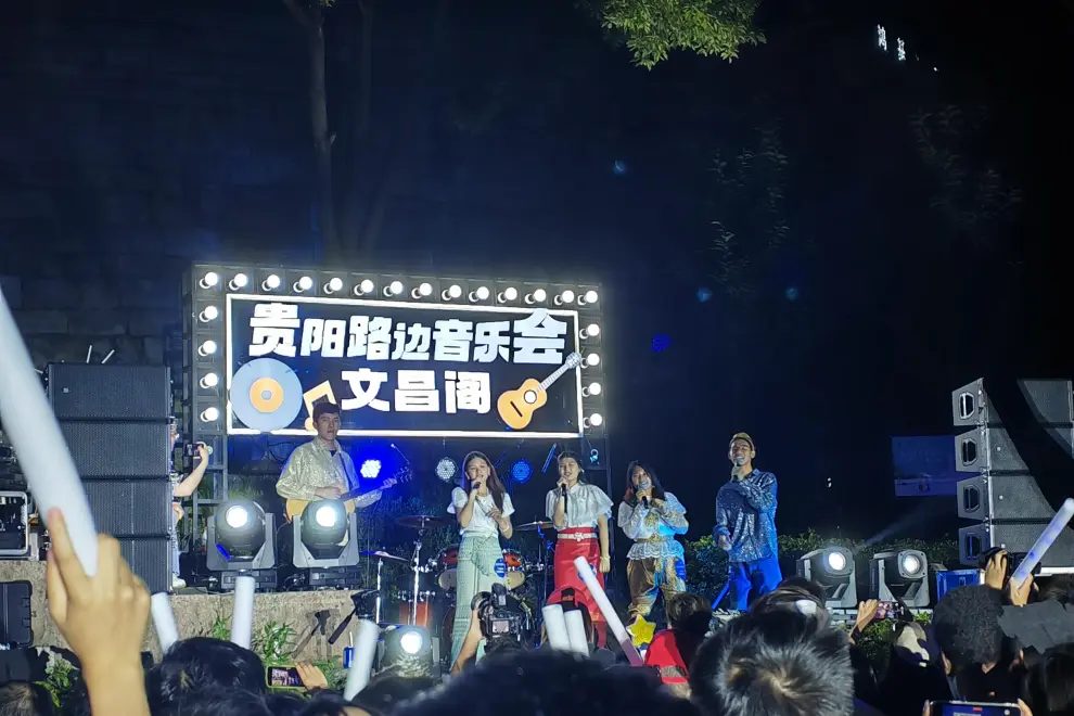 This photo taken on May 24, 2024 shows a roadside concert attended by foreigners at the Wenchang Pavilion in Guiyang City, southwest China's Guizhou Province. (Photo by Wu Si)