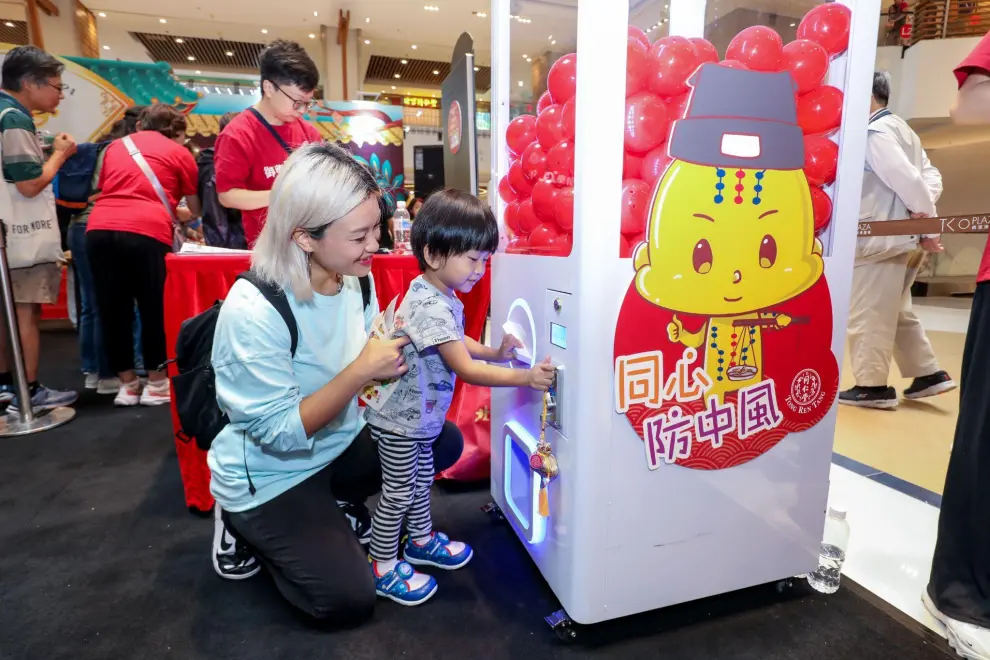 Image 3: Citizens learn while having fun, playing "Health Capsule Prize Draw" in the Health Maze and learning various stroke prevention tips.