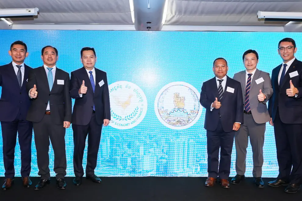 Delegates and Speakers at the Invest Preah Sihanouk Province Hong Kong Roadshow. From left to right: H.E. IM Sokthy, Chief Secretariat of Preah Sihanouk Province Investment Promotion Working Group; H.E. NUT Unvoanra, Deputy Secretary General of the Cambodian Investment Board; Mr. Rithy SEAR, Chairman of WorldBridge Group; H.E. Dr. PHAN Phalla, Vice Chairman of Preah Sihanouk Province Investment Promotion Working Group; H.E. LONG Dimanche, Deputy Provincial Governor of Preah Sihanouk Province; H.E. CHEA Kok Hong, Secretariat Director of MPSEZ for Preah Sihanouk Province Masterplan; Mr. Kenny Yeung, Deputy CEO, Bank of China (Hong Kong), Phnom Penh Branch; and Mr. Li Qijun, Chief Planner, Urban Planning & Design Institute of Shenzhen.