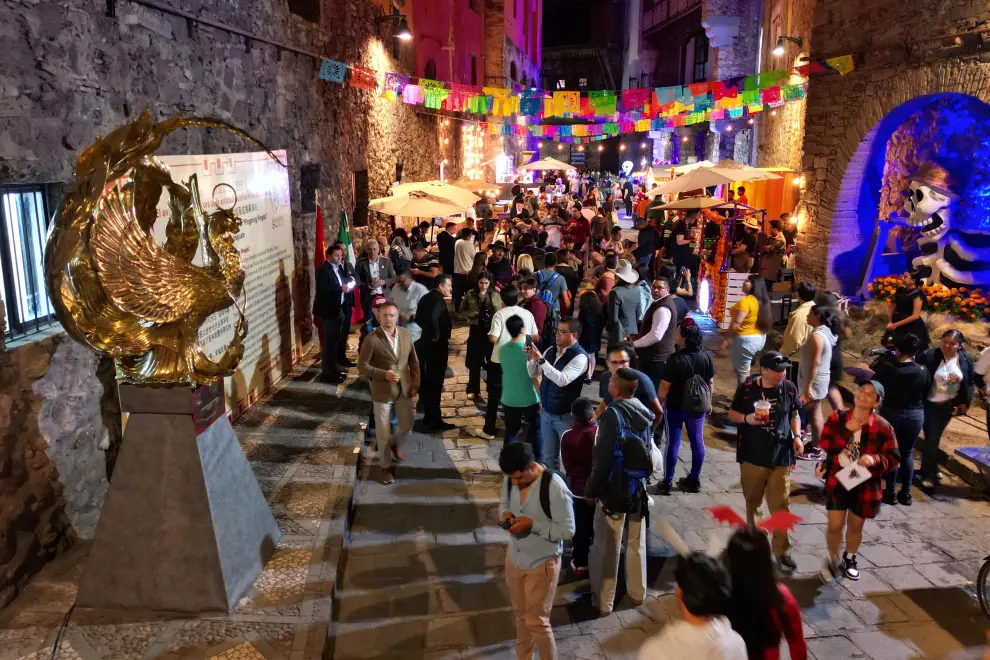 In the afternoon of October 31, in Guanajuato City, Mexico, local residents and tourists take photos with the phoenix sculpture from Fengdu, Chongqing.