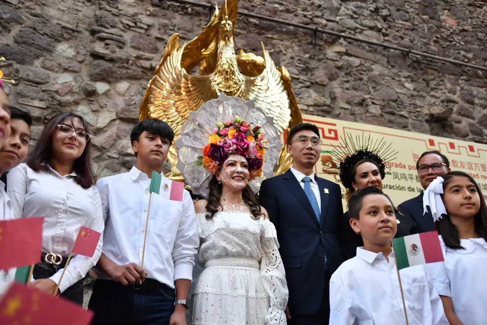 On the afternoon of October 31, a sculpture of a phoenix from Fengdu County in west China's Chongqing Municipality was unveiled in Guanajuato City, Mexico.