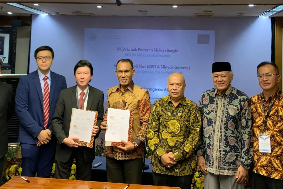 Persons in photo (left to Right) Induk Kud Malaysia Representatives Mr Alvin Tan, Mr Tuan Lee; Ruifeng Wealth Management Honorary Chairman Mr Ng Tse Meng; Induk kud's Chairman Mr Portasius Nggedi; Chief Supervisor Mr Sugiono Djono, Chief Secretary Mr H. Toto Iskander; General Secretary for International Affairs Mr David Wu