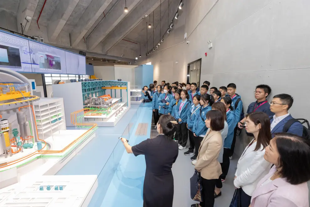 The students watch the Hualong One nuclear reactor model and other exhibits at the Daya Bay Nuclear Power Science and Technology Museum, learning about China's third-generation nuclear power technology.