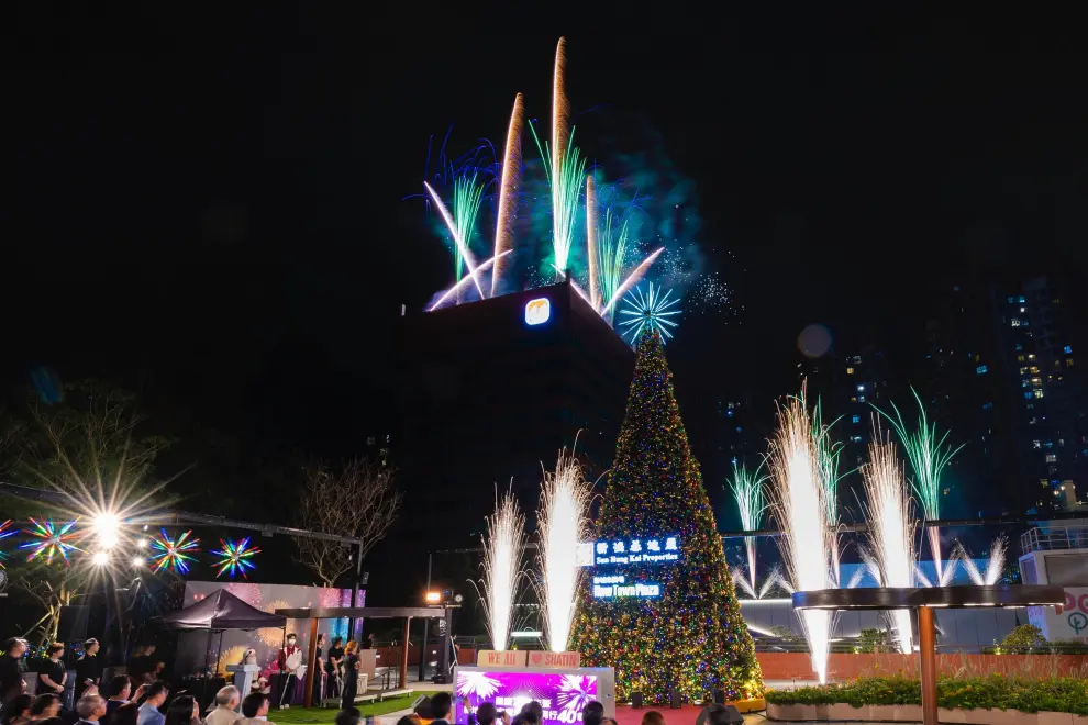 New Town Plaza hosted a dazzling pyrotechnic show, the first of its kind by a shopping mall in Hong Kong, to celebrate its 40th anniversary.