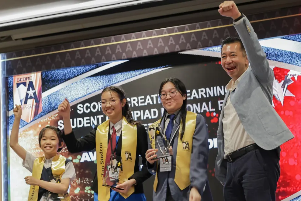 Mr. Andrew Woon, Managing Director of Faber-Castell Malaysia, with the Score A Creative Learning Student Olympiad Top Students across all categories, Pearl Liang Yee Herr, Liu Huan Xuan and Kee Yong Xuan (Standing, left to right).