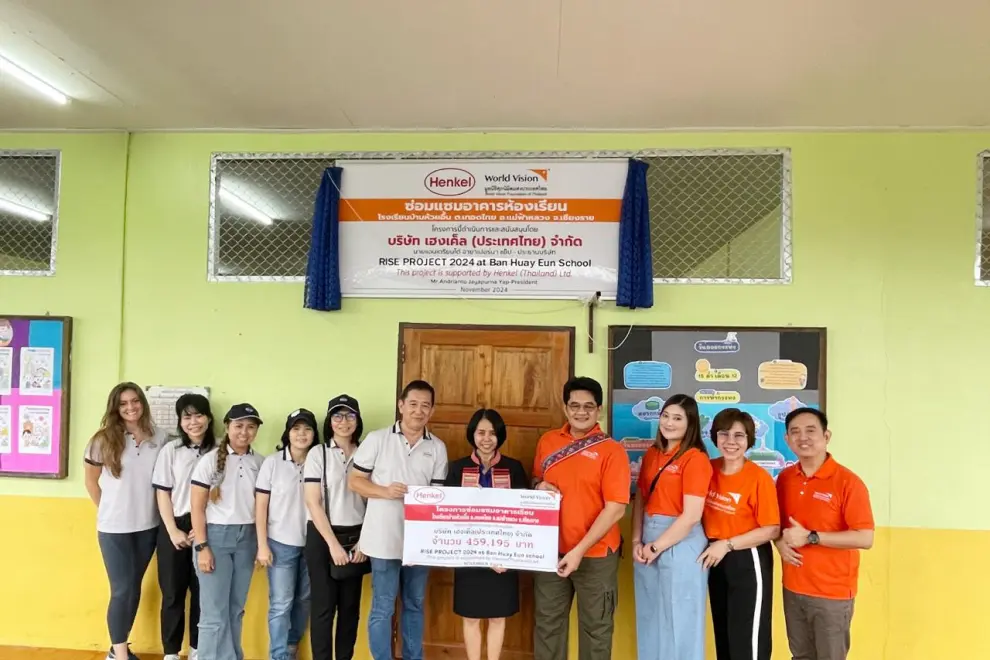 Andrianto Jayapurna, President of Henkel Thailand (sixth from left), and Dr. Sarawut Rachasrimuang, National Director of World Vision Foundation of Thailand (fourth from right), joining Sudarat Punyasiriwong, Director of Ban Huay Eun School (center) to mark the completion of Project RISE during the handover ceremony on November 7, 2024.