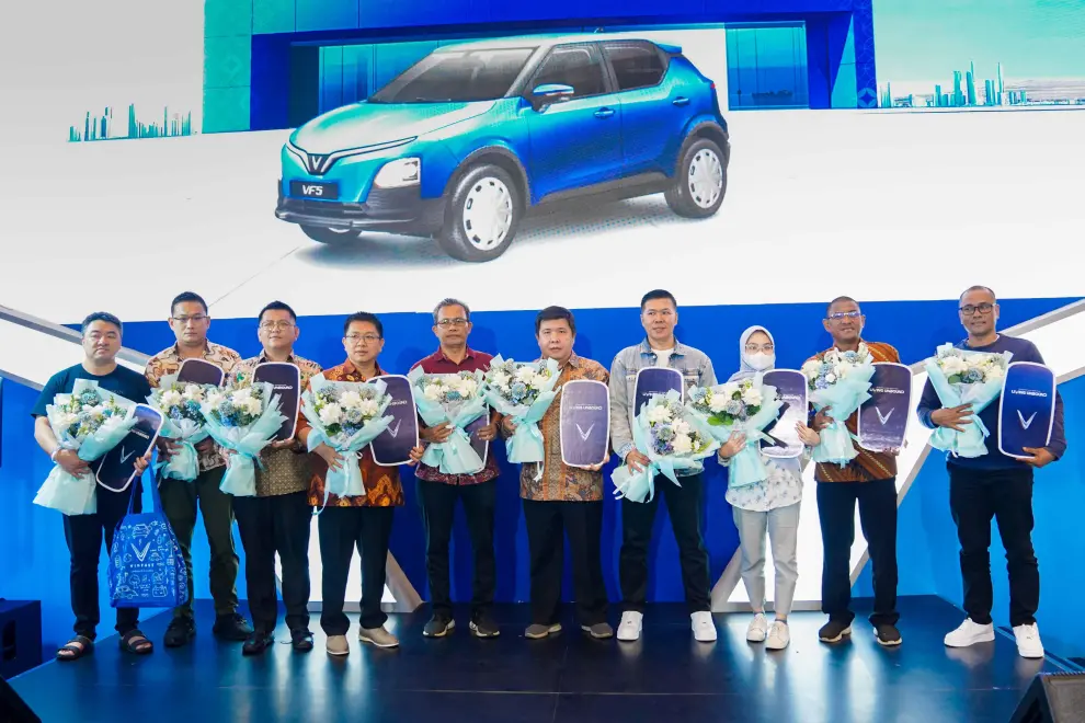 Indonesian customers take delivery of the VF 5 during the Gaikindo Jakarta Auto Week 2024 event.