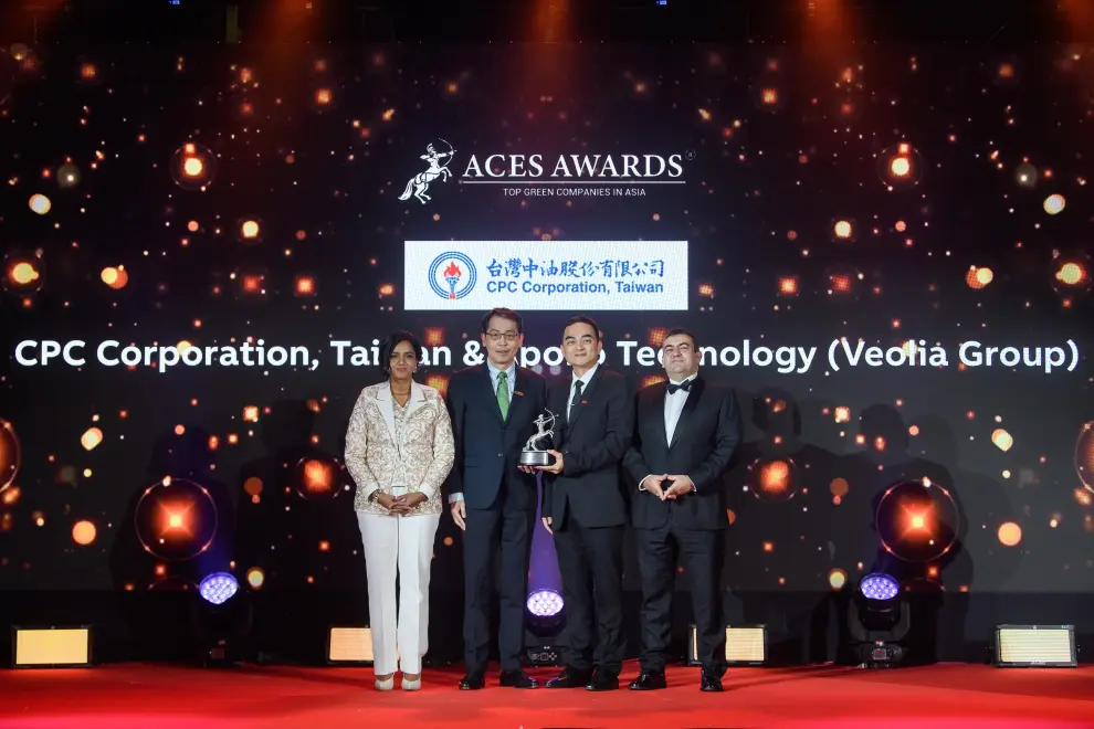 Honouring collaborative excellence in sustainability: Shen-Te Chen, Vice Chairman of Apollo Technology (left center), and Chung-Ying Li, Director of CPC Corporation, Taiwan (right center), proudly receive the Top Green Companies in Asia award on behalf of CPC Corporation, Taiwan, and Apollo Technology, a subsidiary of Veolia Group. This award celebrates their joint efforts to support Taiwan's sustainability goals through pioneering remediation and resource management projects that prioritise environmental responsibility, community welfare, and economic growth. Presenting this prestigious accolade are Dr. Shanggari Balakrishnan, President of the ACES Awards (far left), and Luis Bueno Nieto, Advisor to the ACES Council (far right).