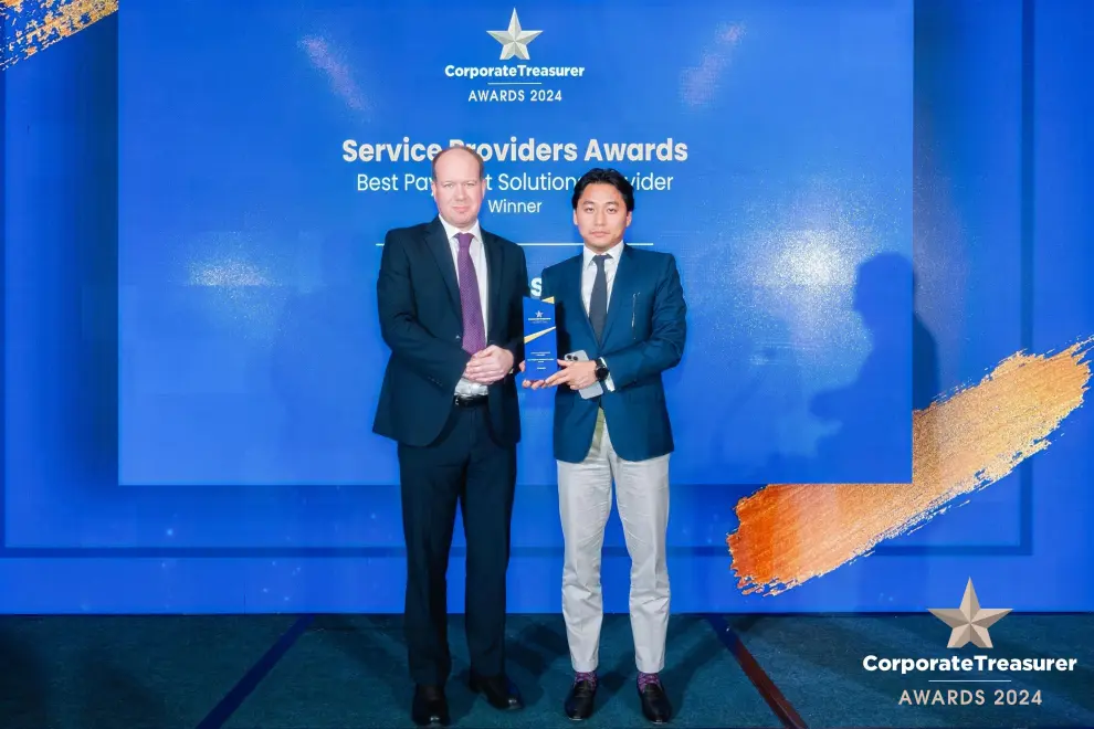 Neil Ni, Chief Strategy Officer of XTransfer, received the award from the Corporate Treasurer's representative.