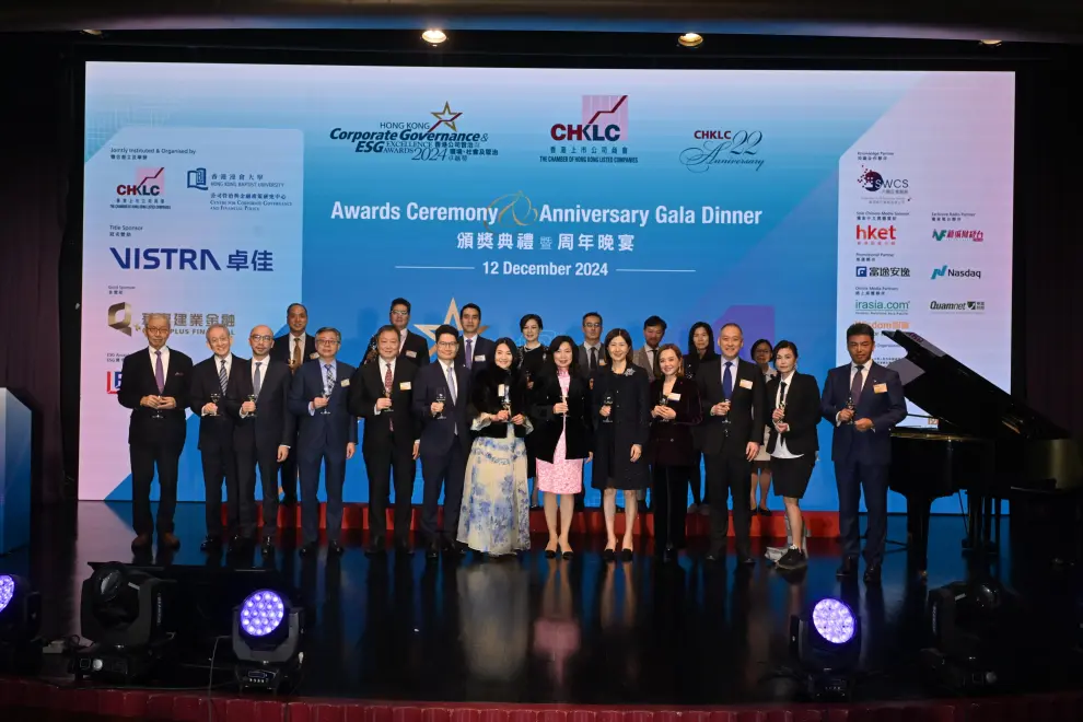 CHKLC's General Committee members joined to congratulate the awardees with officiating guests, Mr Joseph Chan, Acting Secretary for the Financial Services and the Treasury (left 6, front row), and Dr Kelvin Wong, Chairman of the Securities and Futures Commission (left 5, front row)