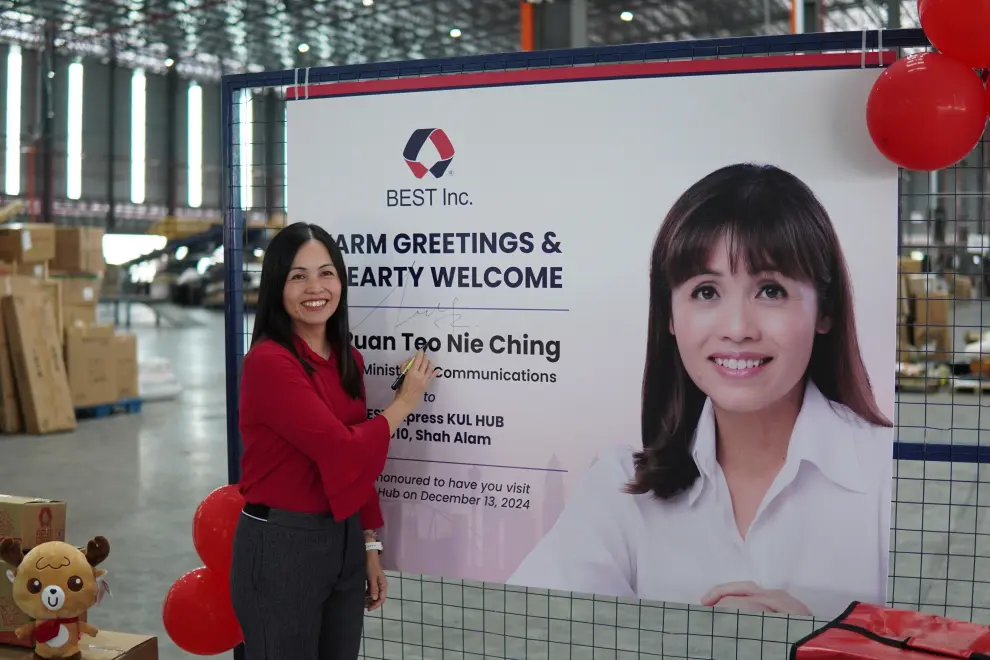 Deputy Minister of Communications, YB Teo Nie Ching signs in during her visit to BEST Inc's U10 KULHub.