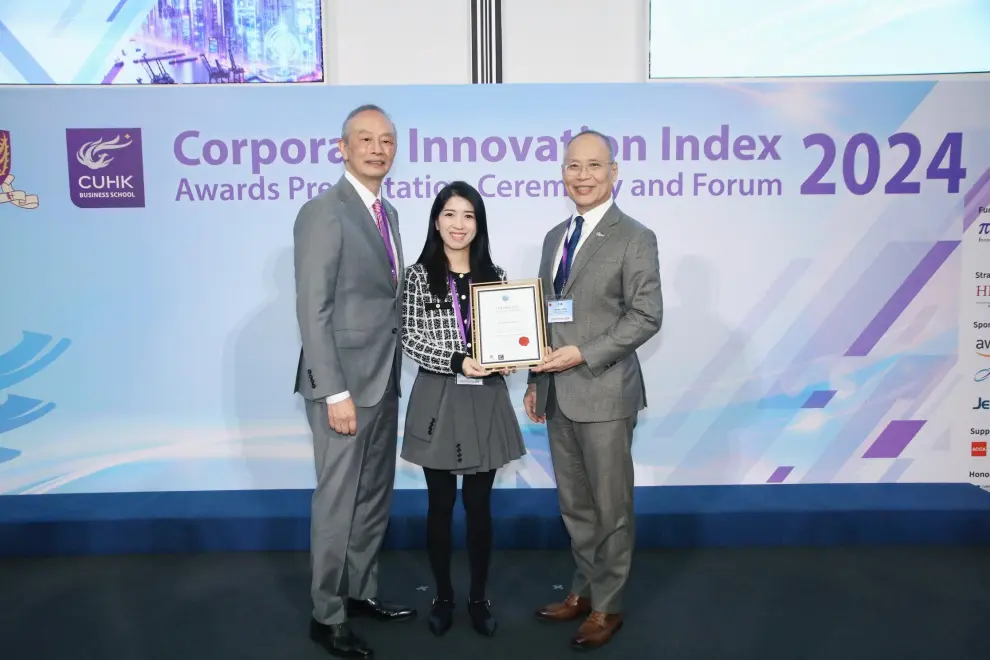 XTransfer's representative (Center) receiving the award from Professor Cheung Waiman, Associate Dean (Graduate Studies) of CUHK Business School and Executive Director of APIB (Left), and Mr. Patrick Yeung Wai-tim, Chief Executive Officer of the Hong Kong General Chamber of Commerce (Right).