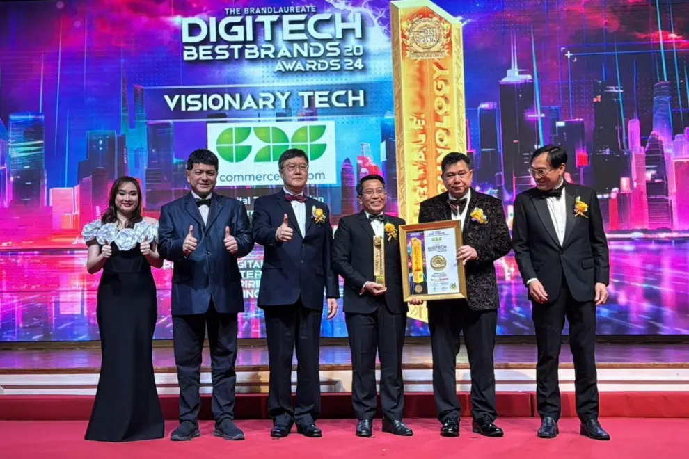 Datuk Muzafar receiving the Brandlaureate Digitech BestBrands Award 2024 - Visionary Tech.