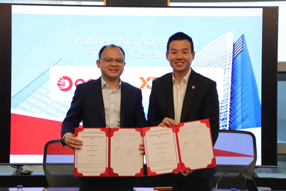 Bill Deng, Founder and CEO of XTransfer (Left) and Ang Eng Siong, CEO of OCBC China (Right) at the MoU signing ceremony.