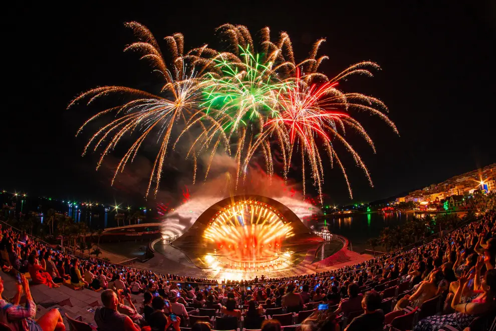 Phu Quoc, the 'Island of Fireworks,' leaves a lasting impression on international visitors with two spectacular fireworks shows lighting up its night skies every night.