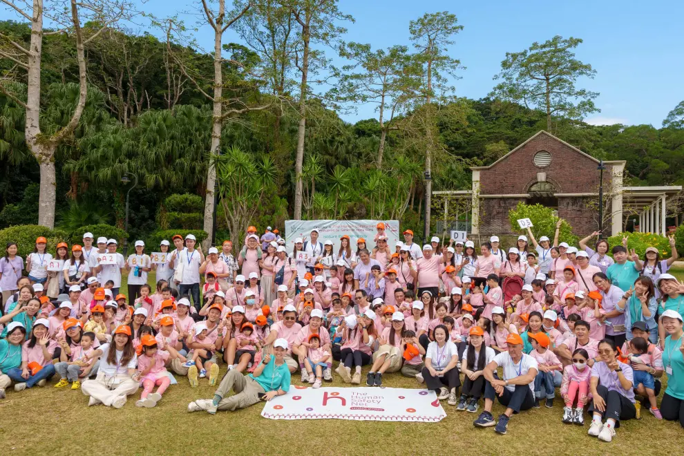 Ms. Ady Law, Chief Distribution and Marketing Officer of Generali Hong Kong, kicked off the Family Hiking Day alongside The Human Safety Net core team members, ambassadors, and volunteers.