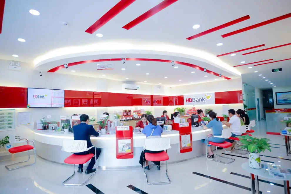 Customers conduct transactions at an HDBank branch in HCM City. The private lender has issued VND3 trillion (US$118 million) in green bonds to fund eco-friendly projects and promote green economy. - Photo courtesy of HDBank