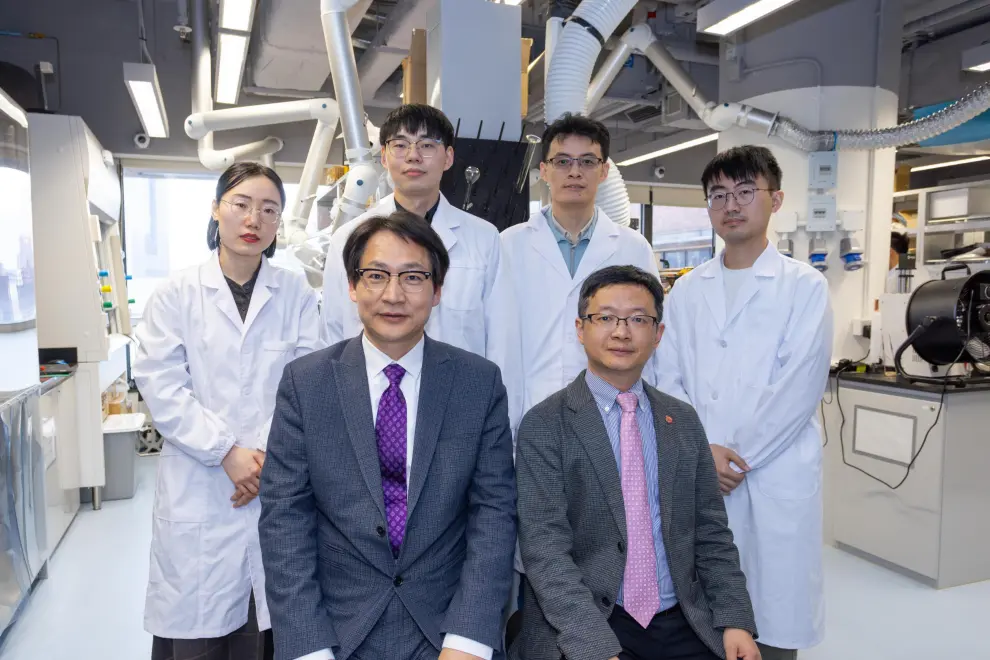 A research team led by Prof. Zuankai Wang, Associate Vice President (Research and Innovation), Kuok Group Professor in Nature-Inspired Engineering and Chair Professor of the PolyU Department of Mechanical Engineering (front row, left), and Prof. Haimin Yao, Associate Professor of the PolyU Department of Mechanical Engineering (front row, right), has invented a self-powered mechanism of freezing droplet ejection that allows droplets to shoot themselves away. Research team members include Postdoctoral Fellow Dr Huanhuan Zhang (back row, 1st from left), PhD student Mr Wei Zhang (back row, 2nd from left), Research Assistant Professor Dr Yuankai Jin (back row, 2nd from right), and PhD student Mr Chenyang Wu (back row, 1st from right).