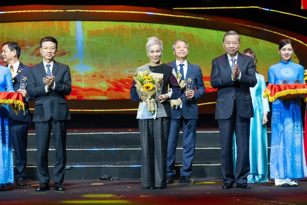 One Mount Group's CEO Nguyen Thi Diu (centre) receives a commemorative medal from Party General Secretary To Lam.