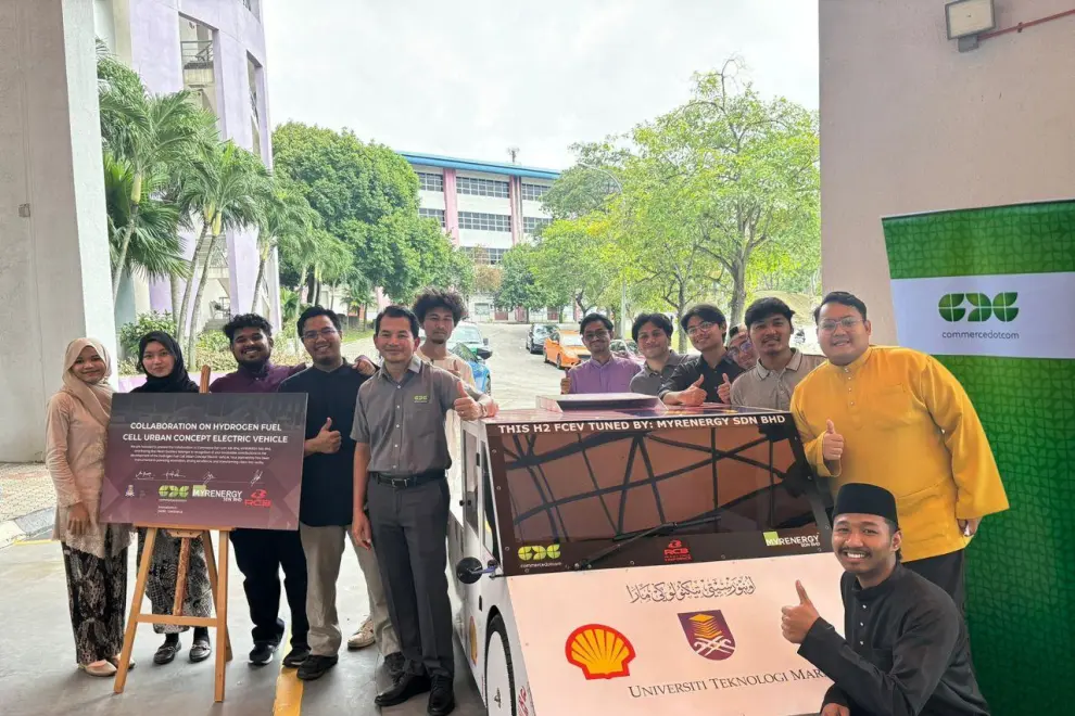 Hafidz Bin Ahmad Zehnun, VP of Corporate Planning & Communication, at CDC (center), with the UiTM team and their hydrogen-powered vehicle at the flag-off in UiTM Shah Alam for Shell Eco-Marathon 2025 in Doha, Qatar