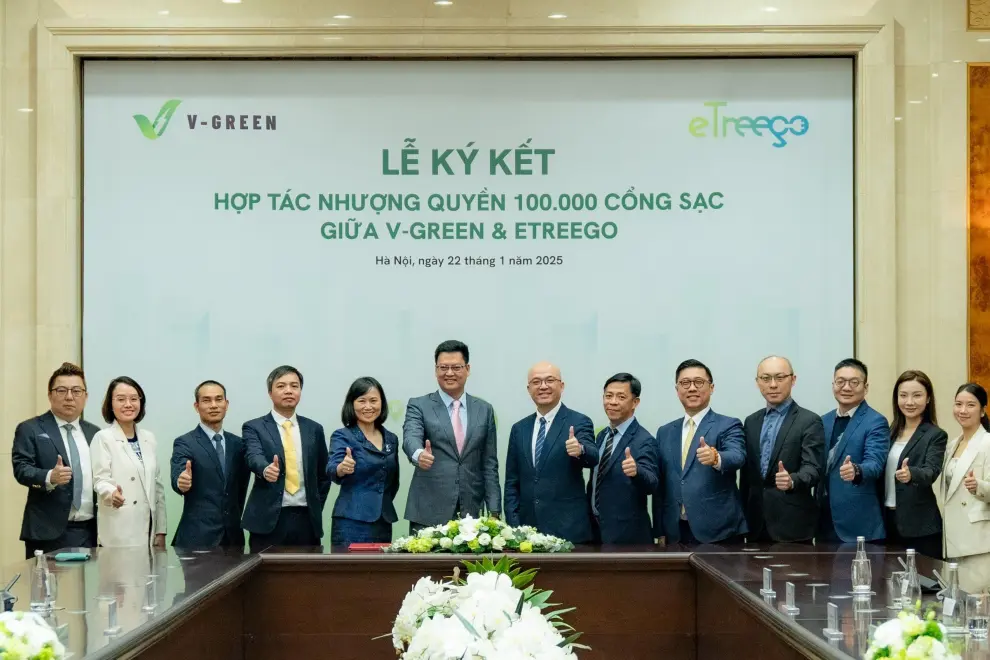 Mr. Nguyễn Thành Dương, CEO of V-GREEN (6th from the left), and Mr. Chin Pin Chien, Chairman of eTreego (7th from the left).