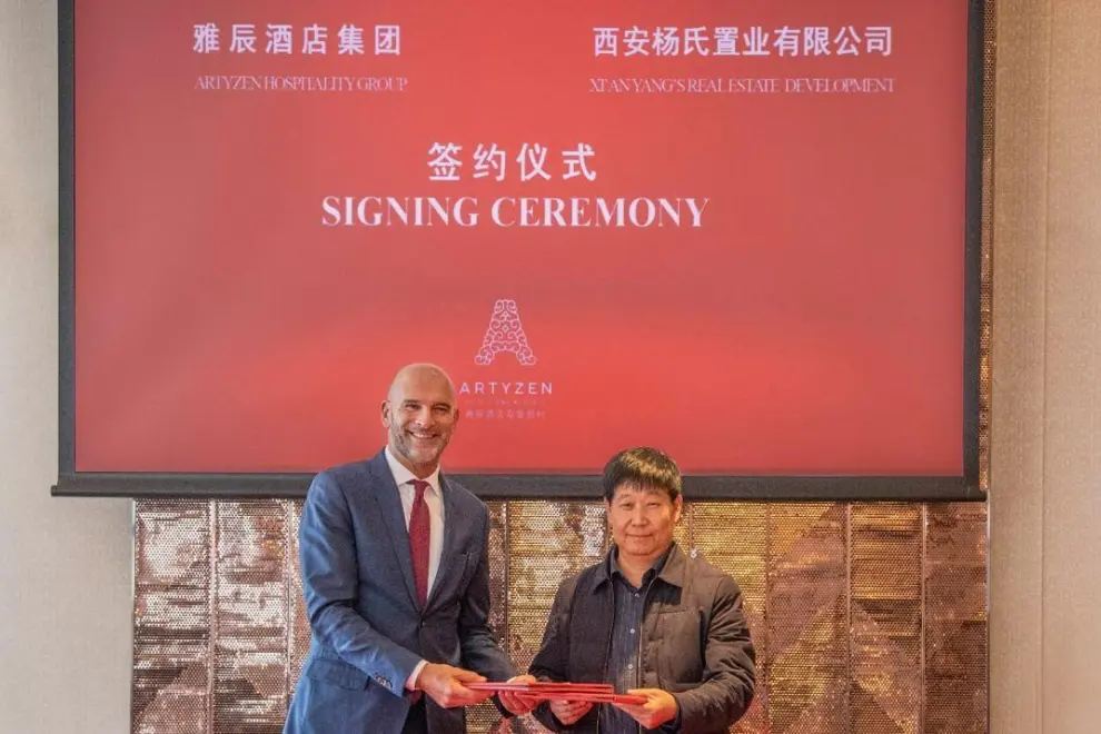 Mr. Rogier Verhoeven, Executive Director and President of Group Hospitality Division, Shun Tak Holdings Limited and Mr. Yang Zengtian, Chairman of Xi'an Yang's Real Estate marks Artyzen Hospitality Group's debut in China with the signing of a hotel management agreement for Artyzen Xi'an, a luxury hotel project slated to open in the first quarter of 2028.