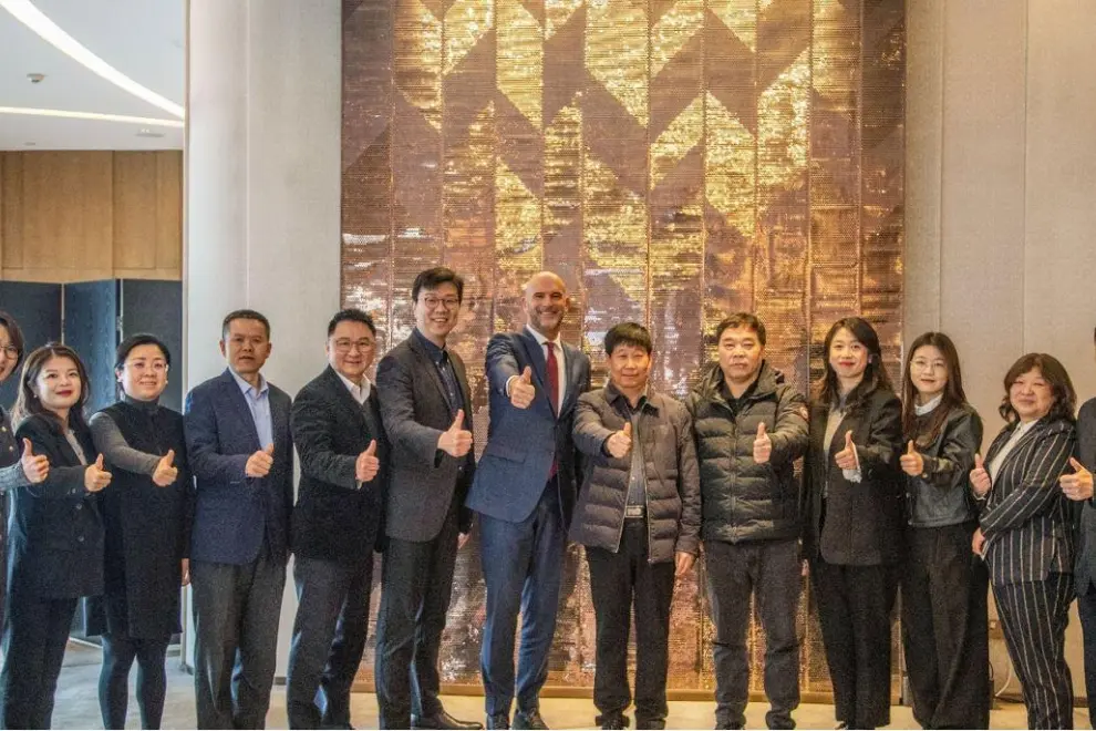 A strategic partnership between Artyzen Hospitality Group and Xi'an Yang's Real Estate commenced with the signing of the hotel management agreement for Artyzen Xi'an. Mr Rogier Verhoeven, Executive Director and President of Group Hospitality Division, Shun Tak Holdings Limited (7th from the left), Mr Yang Zengtian, Chairman of Xi'an Yang's Real Estate (6th from the right), Ms Zhao Xinxin, Deputy Director, Xi'an Hi-tech Zone Urban Living Room Development Center (4th from the right), Ms. Zhang Jia, Head of Investment Promotion Department, Xi'an Hi-tech Zone Urban Living Room Development Center (3rd from the right) and representatives from both parties were in attendance to celebrate this milestone for the luxury hotel project, which will celebrate Xi'an's unique cultural heritage and modern charm.