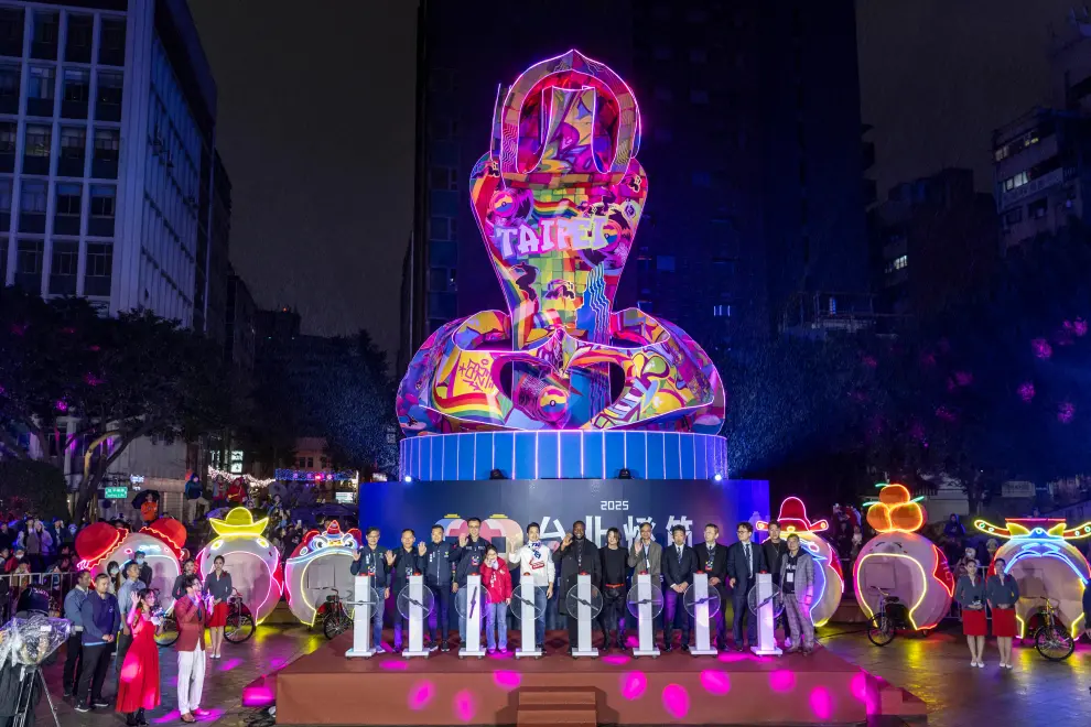 Taipei Mayor Chiang joined the crowd in lighting up the main lantern.