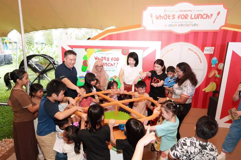 (From left) Mr Joel Tan, Chief Executive Officer of KidSTART Singapore, KidSTART mother Ms Nur Farah, Ms Sun Xueling, Minister of State for Social and Family Development, Ms Chan San San, Chief Executive Officer of Prudential Singapore, and KidSTART mother Ms Sangeetha D/O Jagathisa, join more than 600 parents and children at the What's for Lunch? A Farm Adventure food expo, at The Lawn @ The Foothills, Fort Canning Park.