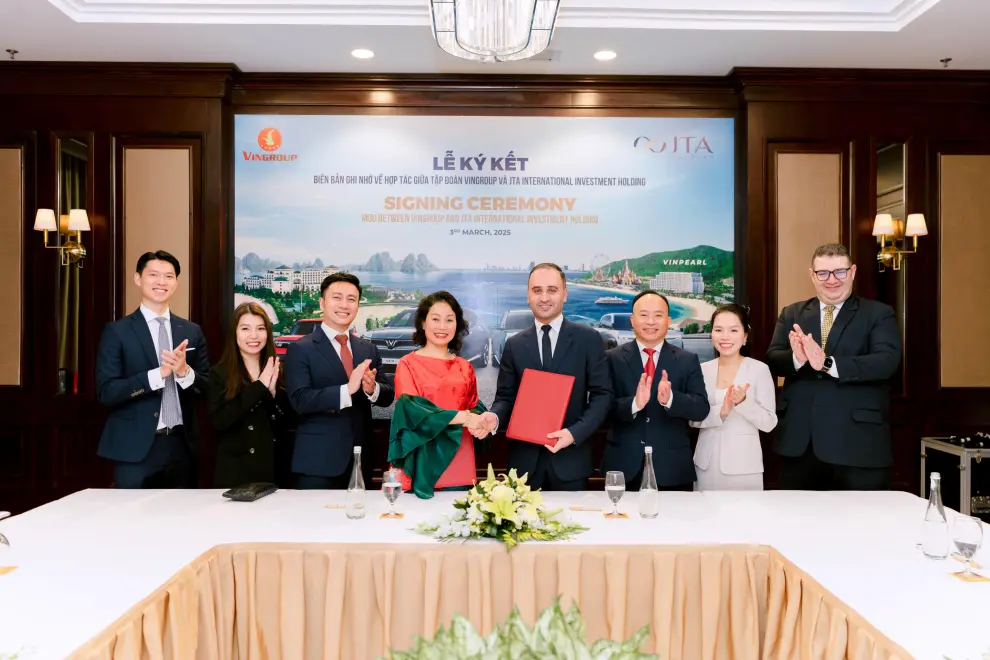 Madam Le Thi Thu Thuy - Vice Chairwoman of Vingroup (center, left) and Dr. Amir Ali Salemi, Founder and CEO of JTA Investment Qatar, at the MOU signing ceremony.